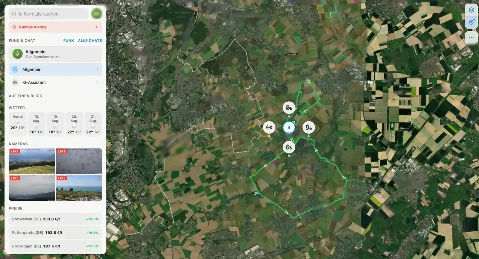 Desktop-Ansicht der farmlife-App: Seitenleiste mit Alarmen, Funk und Chat, Wetter, Live-Kameras und Marktpreisen, daneben die Satellitenkarte des Hofs mit Schlaggrenzen, Maschinen- und Sensor-Pins sowie der gefahrenen Route. Ortsnamen sind aus Datenschutzgründen unkenntlich gemacht.