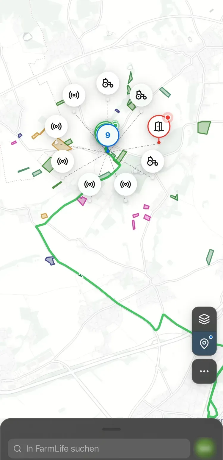 Dieselbe Hofkarte in der iPhone-App: Schläge in Kulturfarben, Sensoren, Schlepper und die gefahrene Route als grüne Spur.